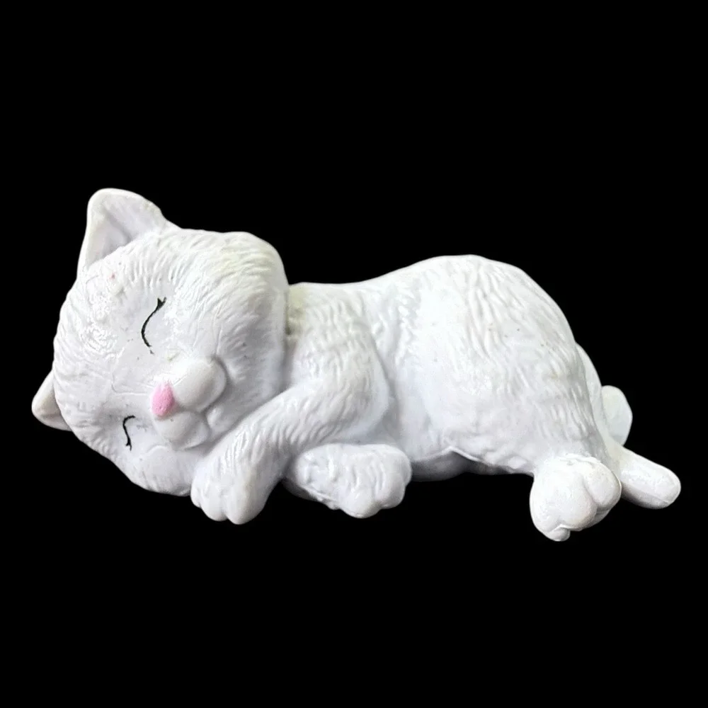 Barbie Mattel Chelsea White Cat Kitten Pet‎ Animal Vet Rescue Sleeping